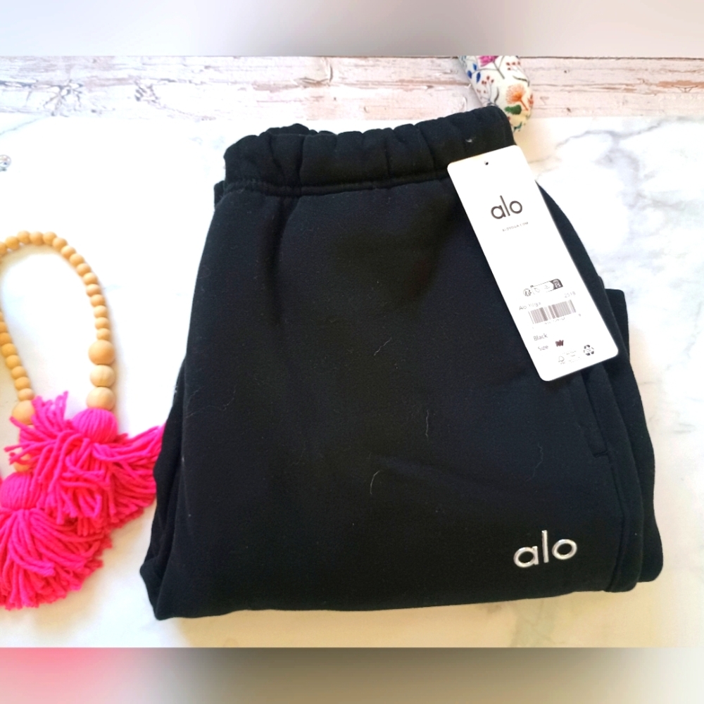 FEW LEFT! Alo Yoga Accolade Straight Cut In Black S And M Available!